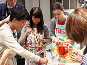 A：MADO Cafe & カラフル絞り体験（ゲストハウスMADO）