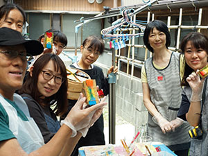 A：MADO Cafe & カラフル絞り体験（ゲストハウスMADO）