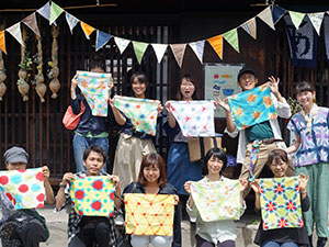 A：MADO Cafe & カラフル絞り体験（ゲストハウスMADO）