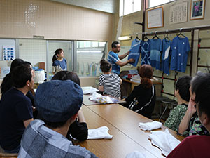 B：藍染めの絞りTシャツづくり