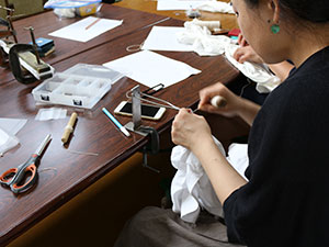 B：藍染めの絞りTシャツづくり