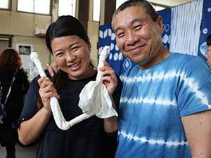 B：藍染めの絞りTシャツづくり