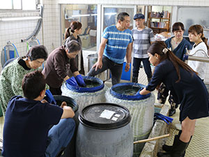 B：藍染めの絞りTシャツづくり