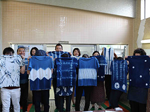 B：藍染めの絞りTシャツづくり