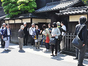 有松あないびとの会15周年・町並み歩き有松町並み見学会の様子03