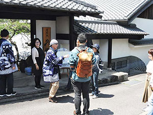 有松あないびとの会15周年・町並み歩き有松町並み見学会の様子04