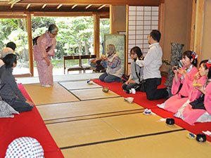 有松あないびとの会15周年・町並み歩き有松町並み見学会の様子06